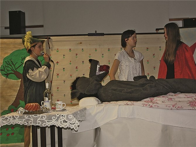 Premiere des Märchens „Rotkäppchen und der Wolf“ der Theater AG. Privat