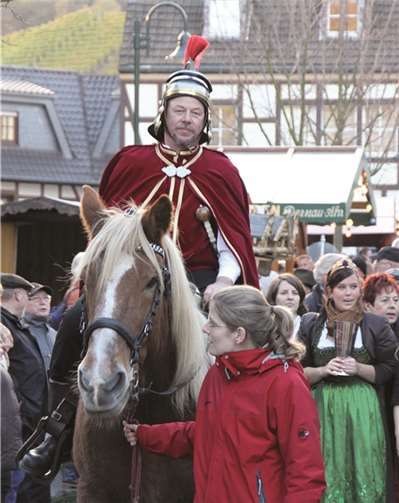 Premiere feierte Friedhelm Hess als neuer Sankt Martin von Dernau.