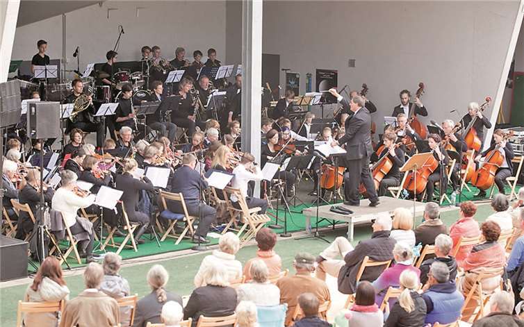Premiere feierte das Open-Air-Konzert unter dem Motto „Golf meets Classic“ im Trainingszentrum des Golfclubs Bonn-Godesberg in Wachtberg. Das Wachtberger Kammerorchester und das Wachtberger Jugendorchester präsentierten unter der Leitung von Hans Werner Meurer Sternstunden der Filmmusik. JOST