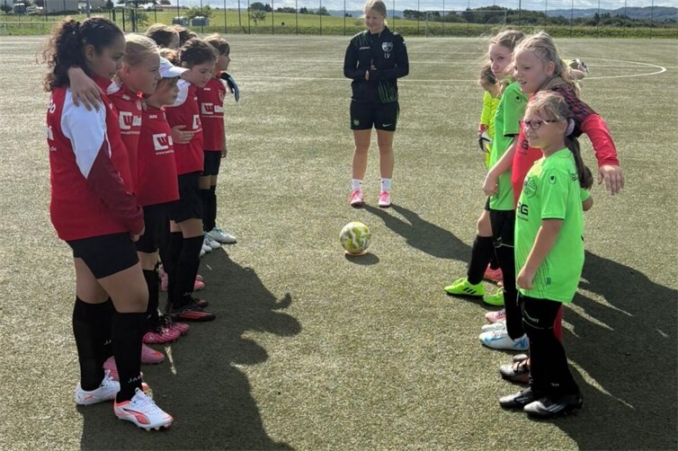 Premiere im Ligabetrieb: Die E-Juniorinnen des SV Kripp gastierten bei der MSG Asbacher Land.