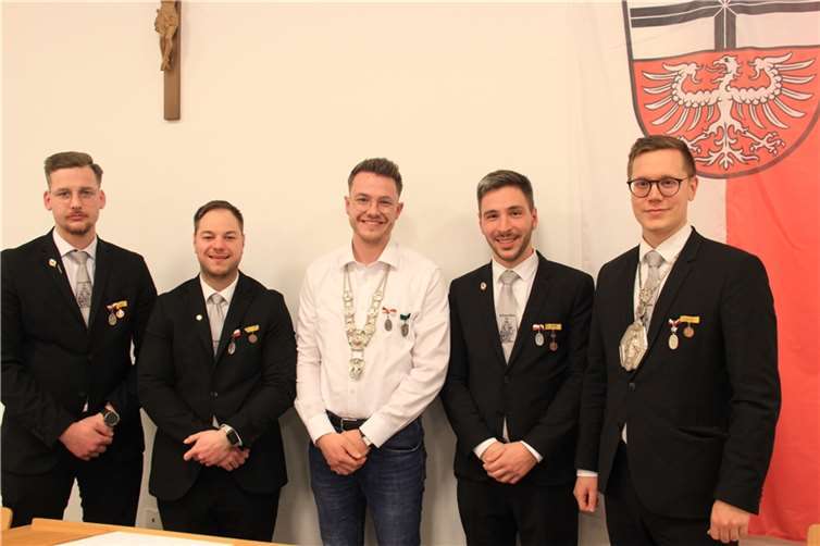 Premiere mit Hauptmannskette (von links): Thilo Koch, Michael Welle, Niklas Sebastian, Raphael Mausberg und Benedikt Appel. Fotos: GS