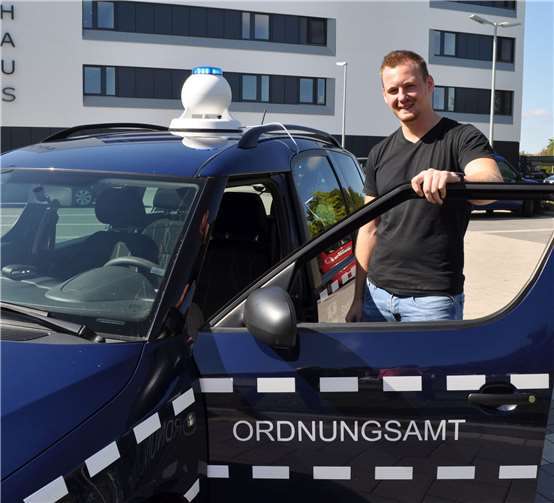 Premierenfahrt: Niklas Otto vom städtischen Ordnungsamt war mit dem neuen Kugellautsprecher im Stadtgebiet unterwegs, um die Bürger über den ersten bundesweiten Warntag zu informieren. Foto: Stadt Meckenheim