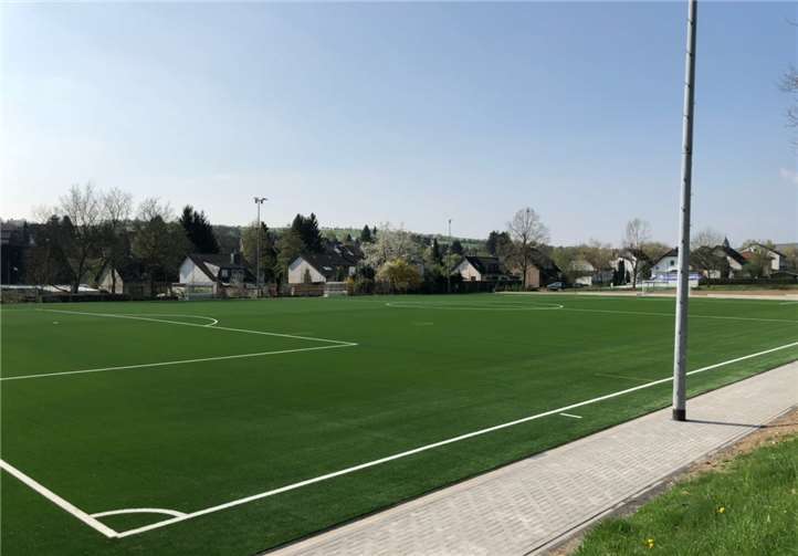 Premierenspiel auf dem neuen Westumer Kunstrasenplatz am Donnerstag, 26. April gegen SV Dernau.privat