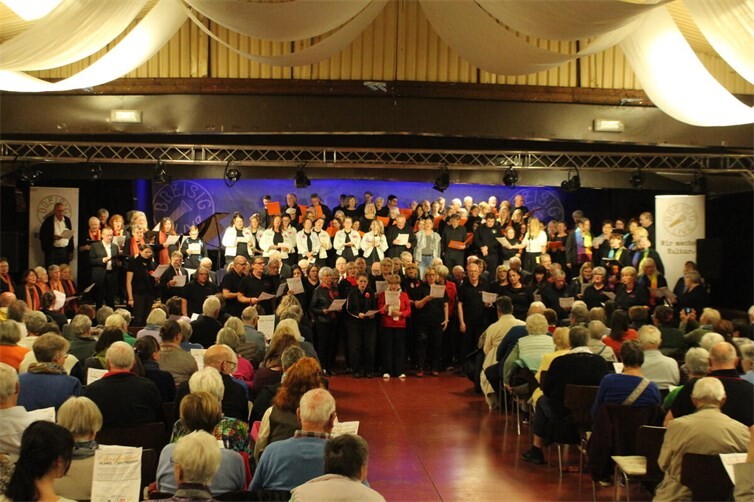 Pressefoto: Gemeinsames Abschlusssingen mit allen Chören und Besucher des Chorfestivals 2026  