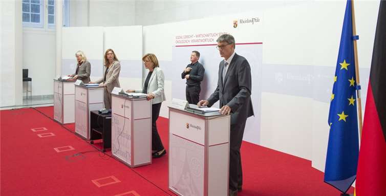 Pressekonferenz zur Videokonferenz der Länderchefs und –chefinnen mit der Bundeskanzlerin und dem Corona Warn- und Aktionsplan RLP. Foto: © Staatskanzlei RLP/Pulkowski
