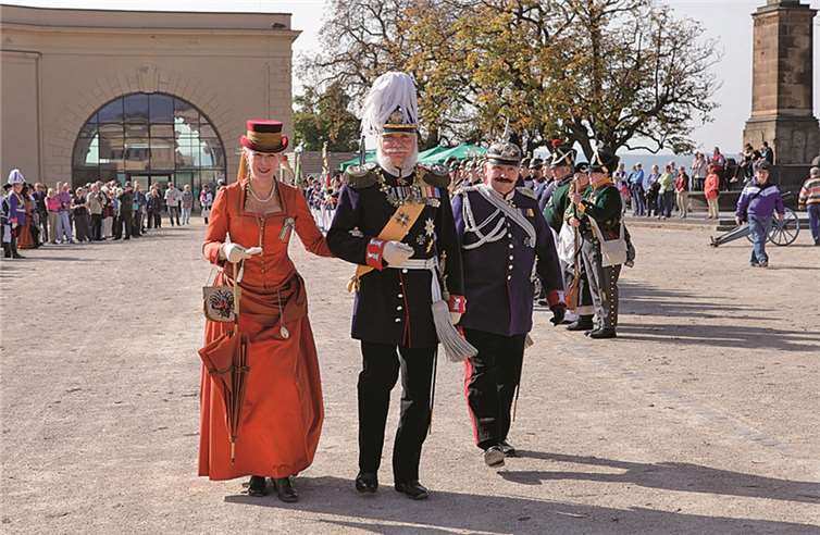 Preußische Kleidung ist aus nächster Nähe zu bewundern. GDKE Rheinland-Pfalz