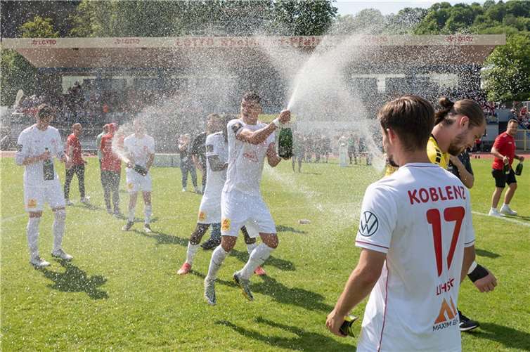 Prickelnde Siegesfeier des FC Rot-Weiß.