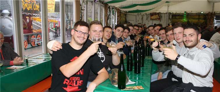 Prickelnder Federweißer, Moselwein und heimischer Winzersekt waren beim Cochemer Fest begehrt.-TE-