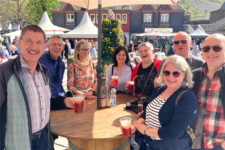 Prickelnder Winzersekt mit einem Schuss Pfirsichlikör erwies sich als echte Gaumenfreude und willkommener Appetitanreger.