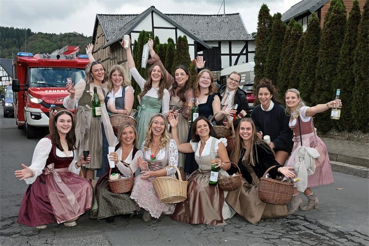Oktoberfest und Trachtenumzug in Insul mit Musik und viel Gaudi