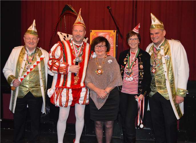 „Prinezenvater-Tochter“ Ingrid Efferz (2. v. r.) freute sich, in der Kulturwerkstatt die Remagener Silber-Tollität Sula sowie den Linzer Prinzen Hajo I. mit Gefolge begrüßen zu können. Fotos: AB
