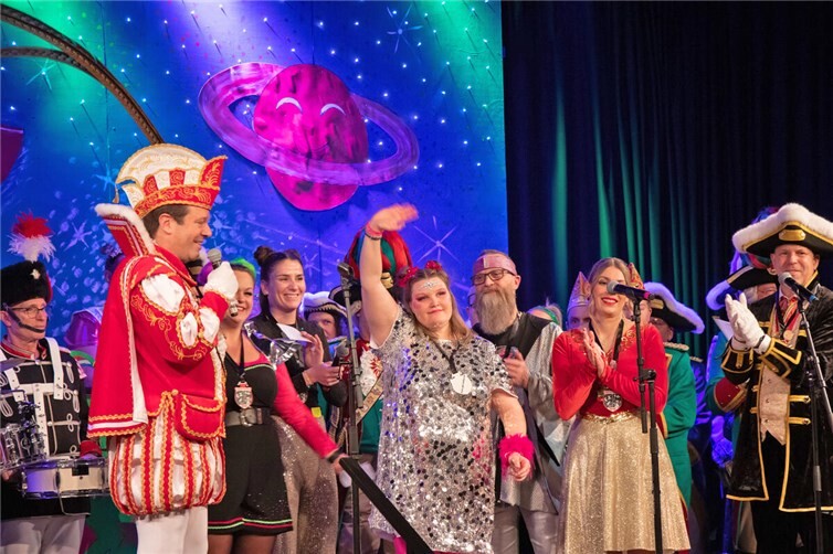 Prinz Alexander I. überreicht Virginia Sauerborn, Mitglied des Elferrats und Bewohnerin im Caritas Zentrum, den Prinzenorden.