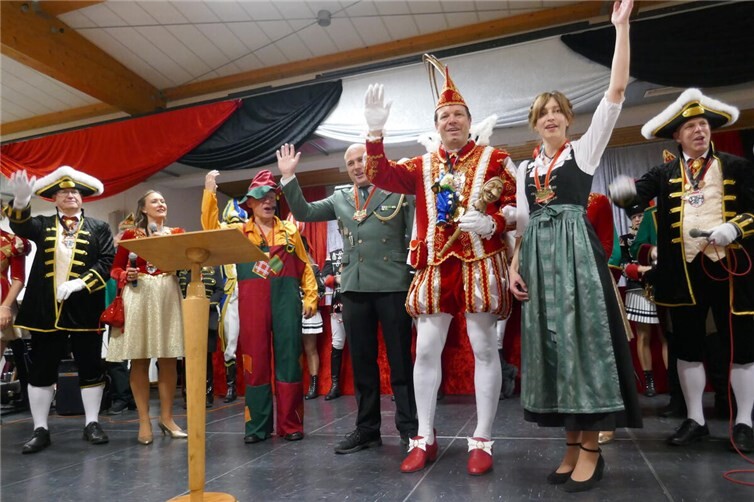 Prinz Alexander I. verleiht seine Orden.Fotos: privat