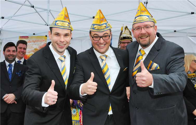 Prinz Andreas Trierweiler (Mitte) mit Jungfrau Daniel Heckl (l.) und Bauer Dirk Wedhorn.RASCH