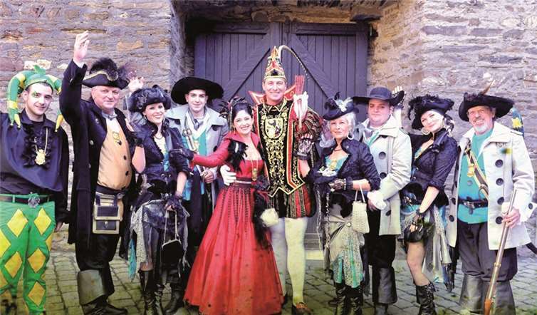 Prinz Arno und Prinzessin Nina nebst Hofstaat freuen sich auf die bevorstehenden närrischen Termine. privat