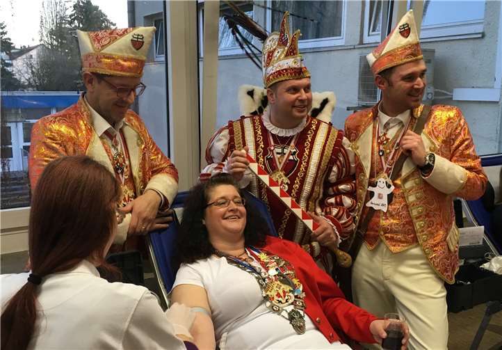 Prinz Baffy I unterstützte mit seinen Adjudanten die Vorsitzende der Linzer KG, Yvonne Adams-van Beek, bei der Blutspende. Foto: privat