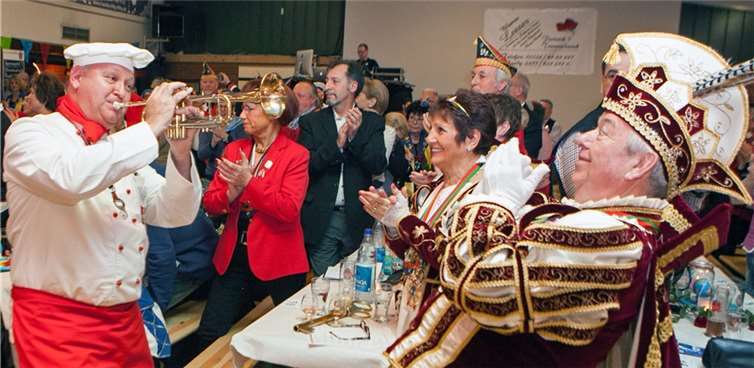 Prinz Bernd I. (Weckauf) und Prinzessin Hilde I. (Hartung) präsentierten sich bei der Umsetzung in Oberdrees als Vollblut-Tollitäten mit Herz und Schnüss.-Jost
