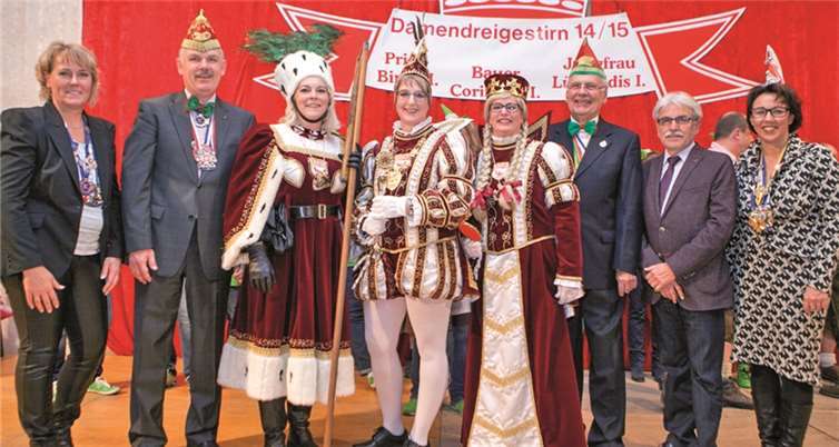 Prinz Binus I. (Sabine Fahl), Jungfrau Lüfthildis I. (Lüfthildis Wirz) und Bauer Corinnus I. (Dr. Corinna Engels-Brandt) regieren nun in Queckenberg. Sie wurden proklamiert von (v.l.) Ortsvorsteherin Ilka Rick, Bürgermeister Stefan Raetz, Bürgermeister Claus Wehage, Ratsherren Lorenz Euskirchen und Vizelandrätin Silke Josten-Schneider.JOST