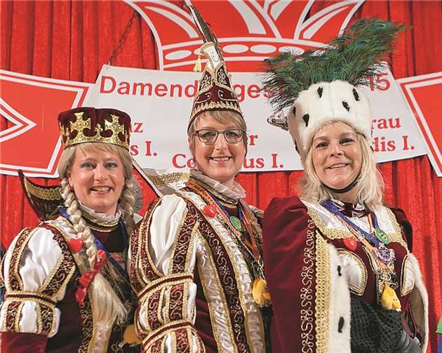 Prinz Binus I. (Sabine Fahl), Jungfrau Lüfthildis I. (Lüfthildis Wirz) und Bauer Corinnus I. (Dr. Corinna Engels-Brandt) standen bei der Horndesitzung in Queckenberg im Mittelpunkt des Geschehens. Jost