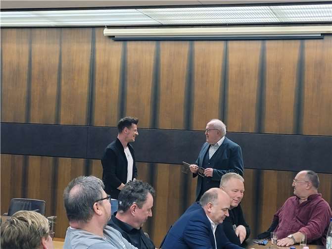 Prinz Björn I. trat den Rathausschlüssel wieder an den Ersten Beigeordneten Bernhard Wiemer ab. Fotos: Stadt Bendorf