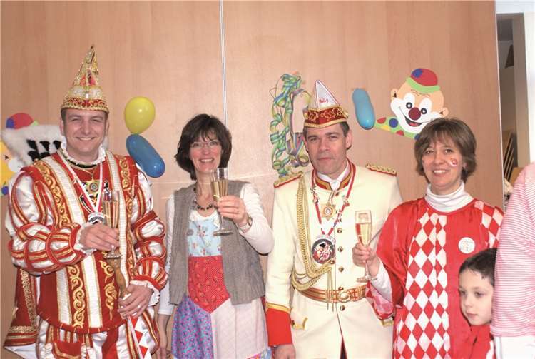 Prinz Christian und Adjudant Bully mit Carla Moll und Claudia Dehms vom Basarteam. privat