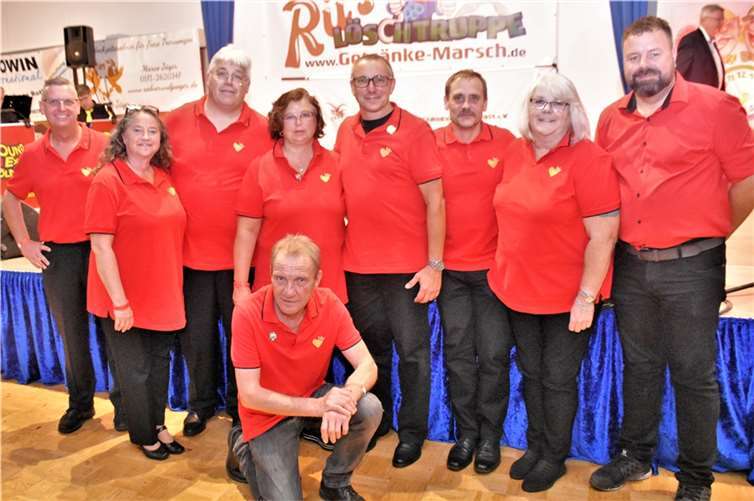 Prinz Dieter I. (4.v.r.) und Prinzessin Conny I.( 4. v.l.)freuen sich mit ihrer Mannschaft auf eine tolle Karnevalssession.Foto: EICH