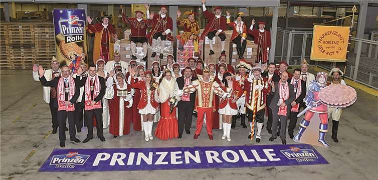 Prinz Eric und Confluentia Daniela nehmen 20 Paletten Wurfgebäck von Griesson - de Beukelaer entgegen. privat