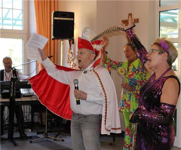 Prinz, „Eugen der Erste - edler Ritter zu Tönisstein“ und seine Hofdame „Ulrike von und zu Rosenzweig“ grüßten ihre närrischen Untertanen.Foto: Privat