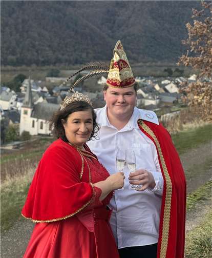 Sonniger Start in die neue Session Prinz Fabian I. von Festival und Chemie und Prinzessin Helene I. führt beim Tanzen Regie.