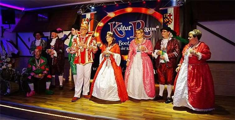 Prinz Frank 2, der lustige Maurermeister vom Aubach mit seiner Lieblichkeit Prinzessin Moni 1 vom Hexenberg ins Narrental mit dem Hofstaat bei der Eröffnung der Hofburg, im Bootshaus an der Rheinbrücke. Josef Dehenn