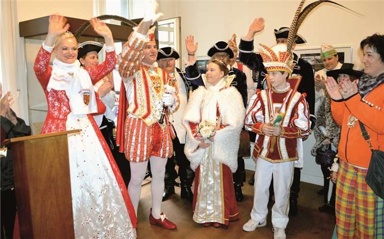 Prinz Frank II. Gilles und seine Prinzessin Alexandra I. mit dem Kinderprinzenpaar Matthias I. Profitlich und Pia I. Pöpping. AB