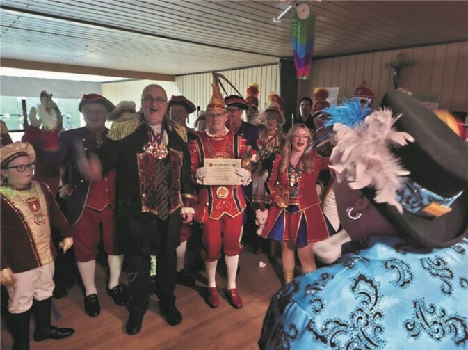 Prinz Frank II. mit Einladung zur Stadtmeisterschaft im 100jährigen der Schützen.