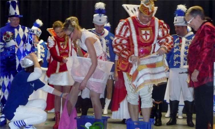 Prinz Frank und Confluentia Melina von den Gülser Husaren hatten Spaß beim Wassertreten. privat