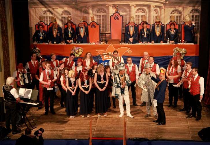 Prinz Freddy I. von „Hotel und Beach“ betrat den Saal mit den Beachgirls Jacqueline Pollack, Jovana Pollack, Jana Frey und Hofkanzler Frank Spiegel, angeführt unter karnevalistischen Klängen der Roten Husaren (Bad Ems). MFU