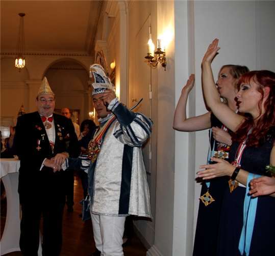 Prinz Freddy I. von „Hotel und Beach“ stimmte die Gäste mit einem dreifachen „Helau“ auf die Närrische SItzung ein.MFU