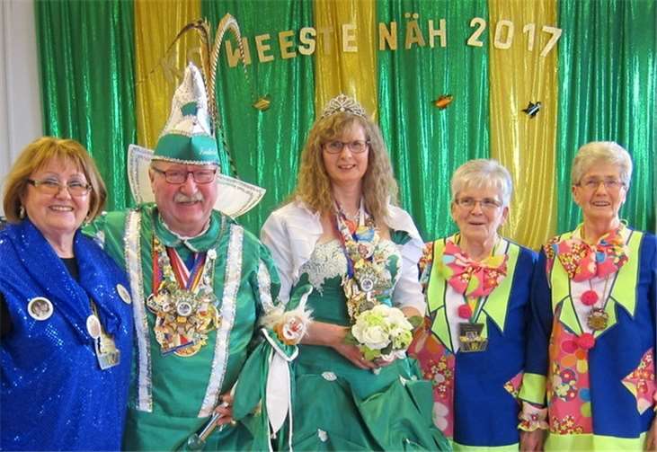 Prinz Friedhelm I. mit seiner Prinzessin Conny I. kamen mit Gefolge zum nachmittäglichen Kaffeetrinken. privat