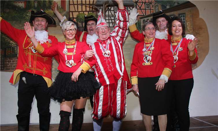 Prinz Hubert (Mitte mit Marion Götte im Arm) und sein kompletter Hofstaat - zugleich auch das Organisationsteam. Fotos: KMI
