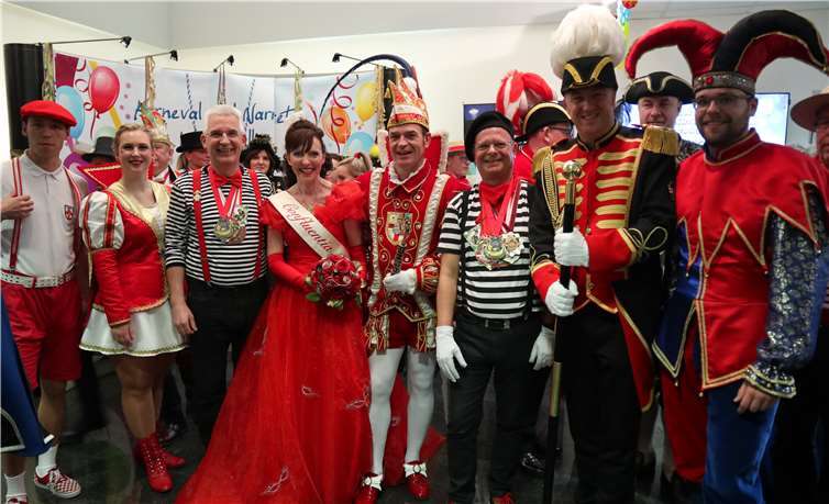 Prinz Hubertus und Confluentia Sabine bedankten sich bei Peter und Hermann Krupp mit dem Prinzenorden für die Einladung und die tolle Berichterstattung über das rheinische Brauchtum, den Karneval.