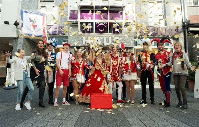 Prinz Hubertus und Confluentia Sabine mit Gefolge machten es vor, wie die Gehörschutzstöpsel am Rosenmontag an das Narrenvolk verteilt werden.Fotos: BECKER Hörakustik