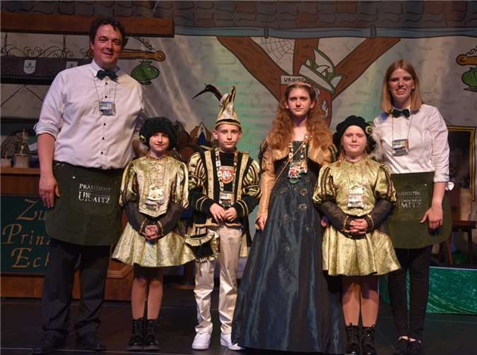 Prinz Jakob, Prinzessin Emma und ihr Hofstaat mit Präsidentin Kira sowie Präsident Peter. Fotos: privat