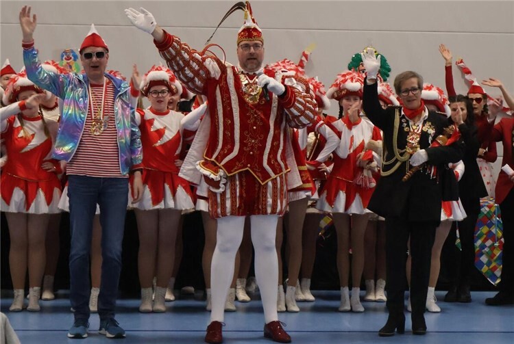 Prinz Jan I. (Kattenbusch) mit seiner Adjutantin Petra Münch und Konrektor Martin Lehnert (l.).