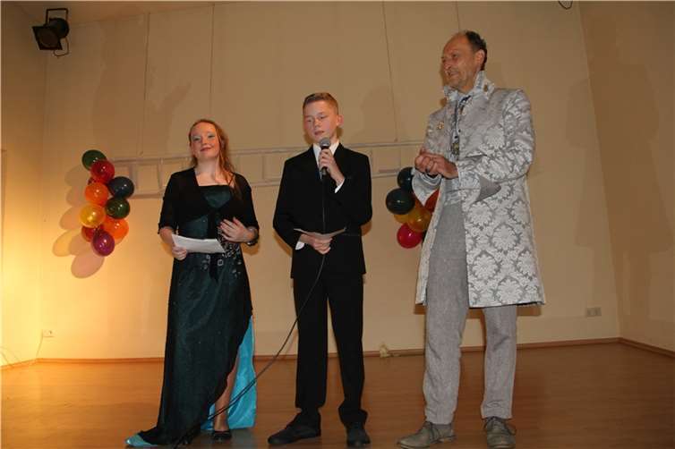 Prinz Jerome der I. mit Pfeil und Bogen und Prinzessin Lena die I. mit Tanz im Blut mit  Hofkanzler Frank Spiegel.