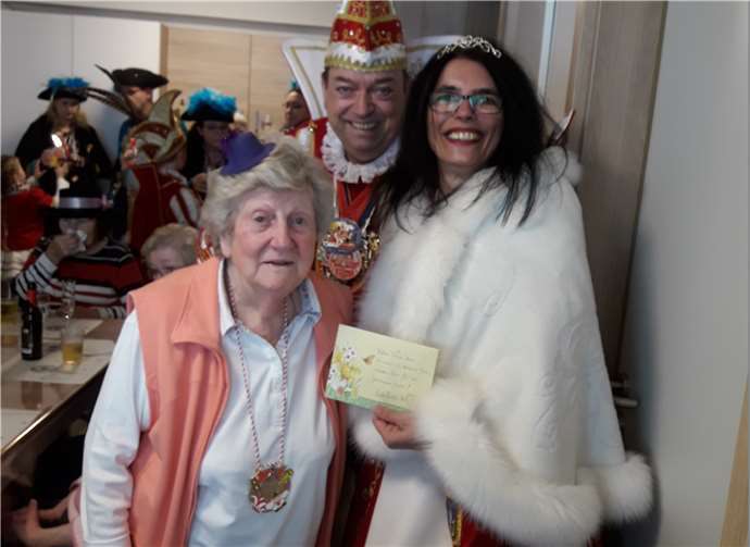 Prinz Jörg I. Laux und Prinzessin Manuela I. Laux nahmen die Spende der WG von Frau Zaude entgegen. Foto: privat
