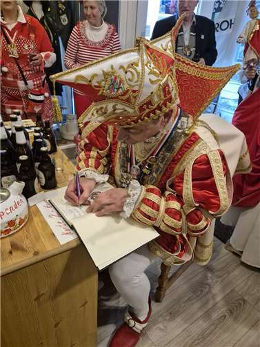 Prinz Jörg I. trug sich als Erster mit einer Widmung ins neue Gästebuch ein.