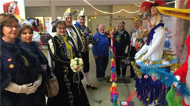 Prinz JörgI. und ihre Lieblichkeit Prinzessin MargareteI. statteten mitsamt Gefolge der Ausstellung „Heinz Degen Alaaf!“ in der Alten Druckerei einen ausgiebigen Besuch ab. . Foto: Manfred Ruch
