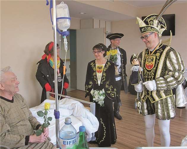Prinz Johannes I. und Prinzessin Sentiaca Heike I. beim Patientenbesuch. Paul Effelsberg