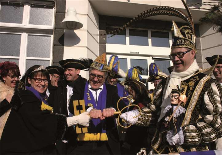 Prinz Johannes I. und Sentiaca Heike I. eroberten den Stadtschlüssel aus den Händen von Bürgermeister Wolfgang Kroeger und des Beigeordneten Gunter Windheuser.