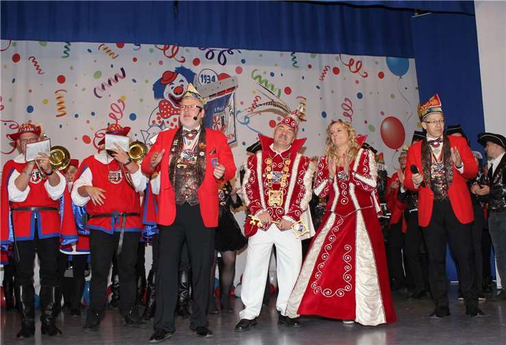 Prinz Jürgen II. und Prinzessin Kerstin I. wurden beim letzten Auftritt stürmisch von den Narren gefeiert.Fotos: WK
