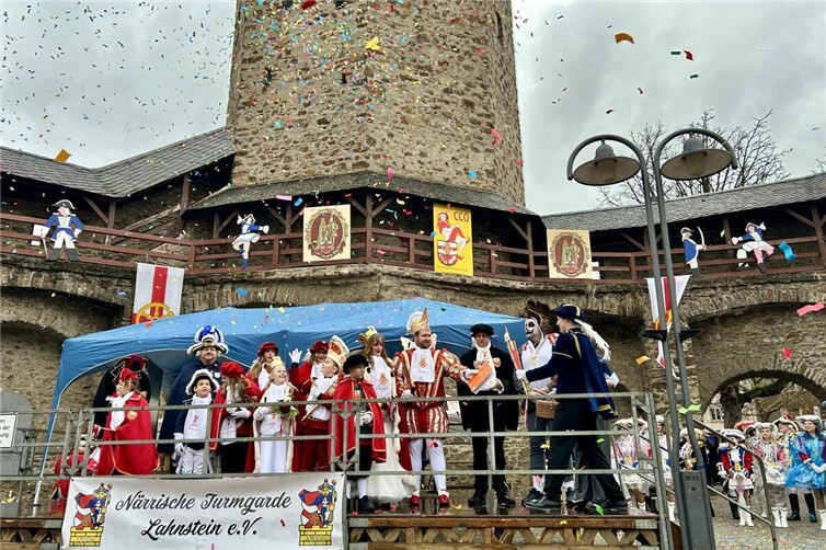 Prinz Julian I. und Lahno-Rhenania Johanna I. machten sich mit ihrem Gefolge bereit, das Amt von Siefert zu übernehmen.