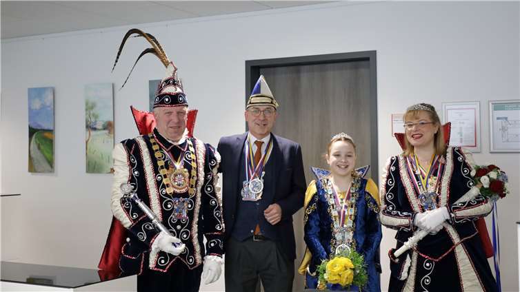 Prinz Juppi I, Bürgermeister Bert Spilles, KinderprinzessinKatharina III und Prinzessin Regina I im neuen Rathaus von Meckenheim.